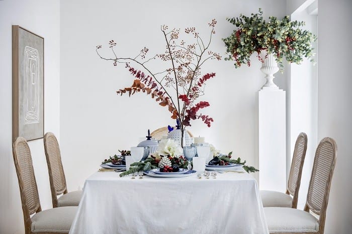 salón con mesa navideña