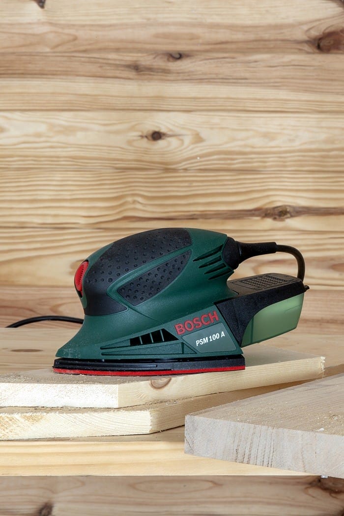 multilijadora-con-cable-Bosch encima de madera