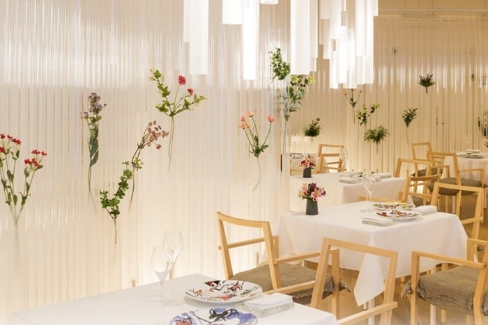 interiorismo restaurante flores tubos luz