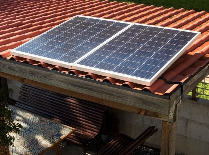 Paneles solares sobre un tejado