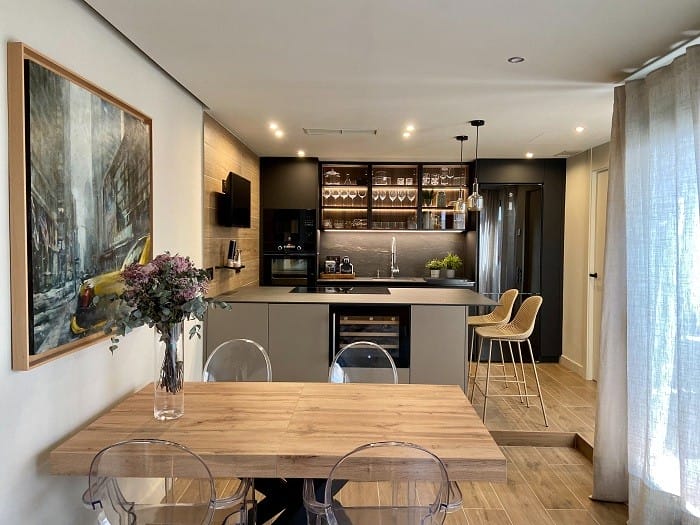 Espacio de un piso unifamiliar reformado de diseño