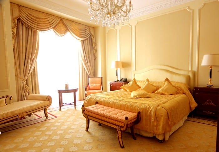 interior cama dorado cabecero clasico