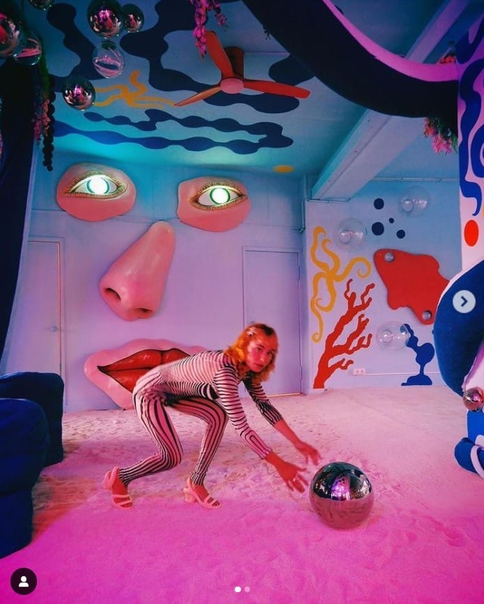 pared ojos nariz boca mujer bola disco