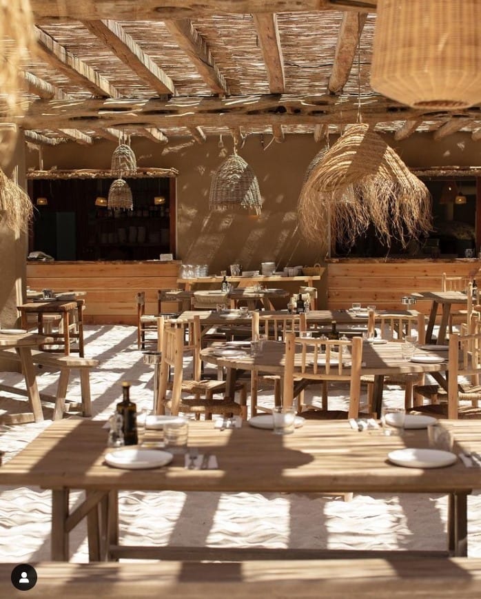 mesas restaurante arena exterior playa