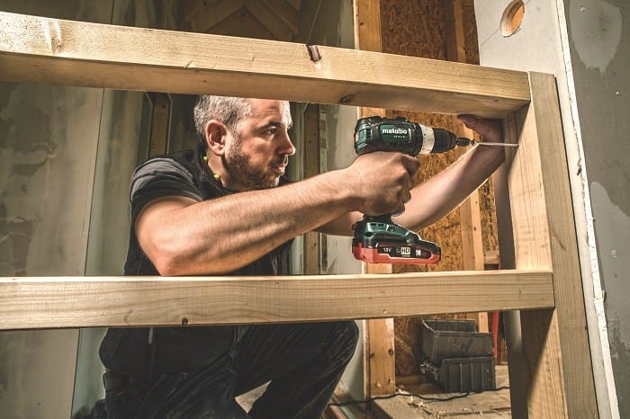 hombre con un taladro sin cable de Leroy Merlin