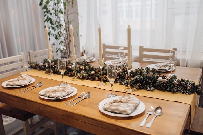 decoración navideña en una mesa con velas