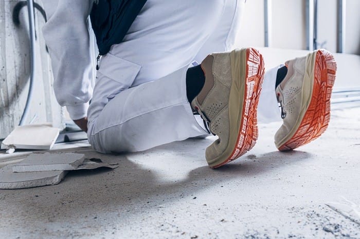 hombre con zapatos de seguridad