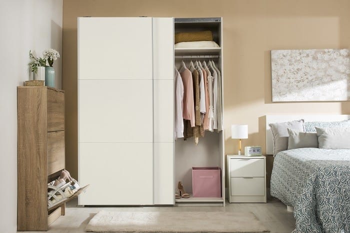 dormitorio con armario blanco Leroy Merlin