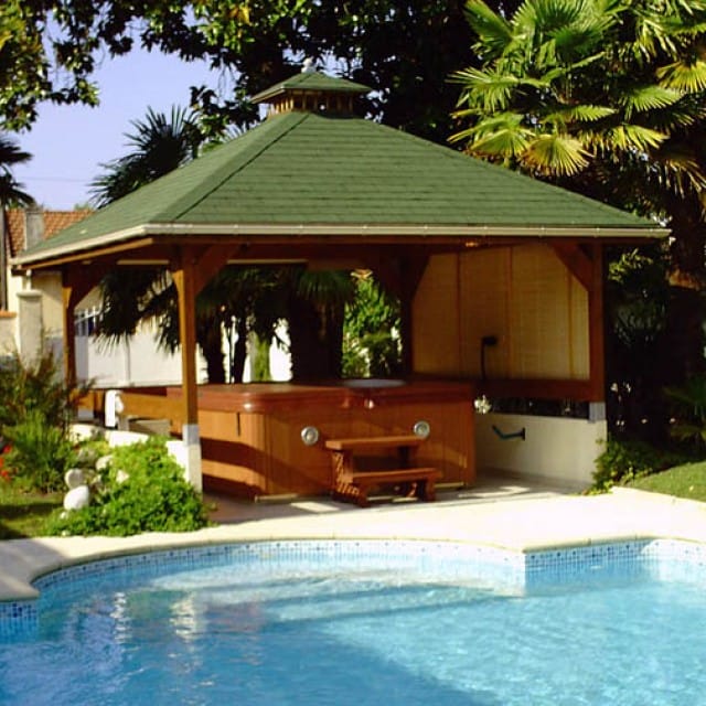 Hidromasaje al lado de una piscina