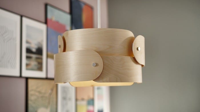 Salón con una lámpara de techo de Ikea de madera