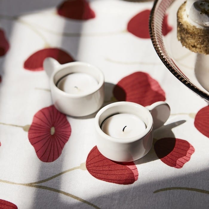 Tazas pequeñas blancas con velas dentro Ikea