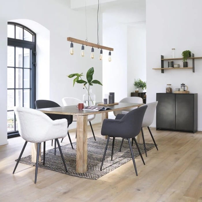 comedor suelo madera pared blanca sillas mesa