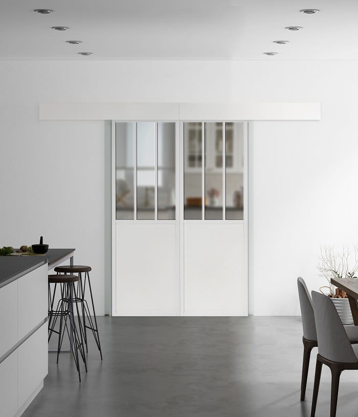 cocina con puertas blancas para dividir zonas