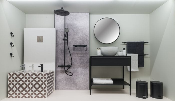 cuarto de baño en color negro tendencia 2022