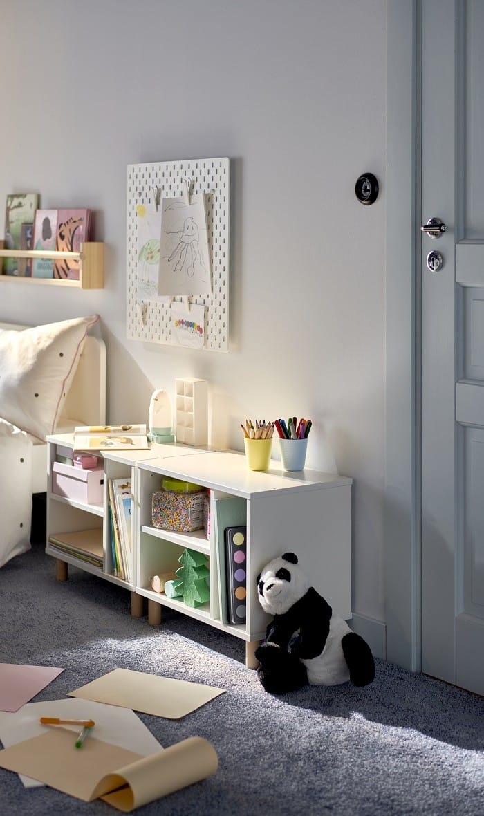 dormitorio con estantería blanca de Ikea para almacenar