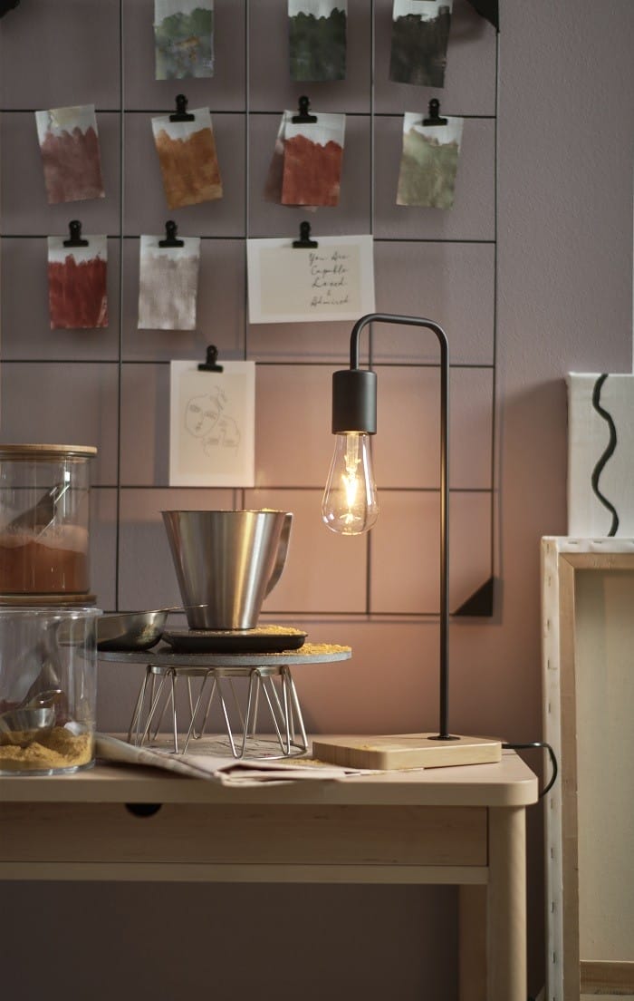 escritorio con lámpara de Ikea