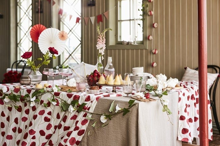 mesa con decoración de nuevos artículos de Ikea