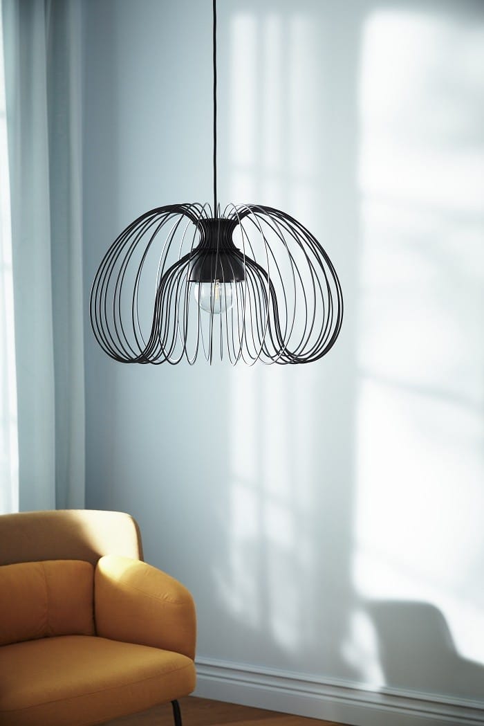 salón con pantalla para lámpara de techo de Ikea