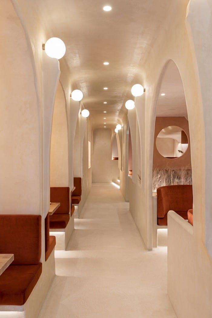 sofás a los lados del pasillo central de Living Bakkali