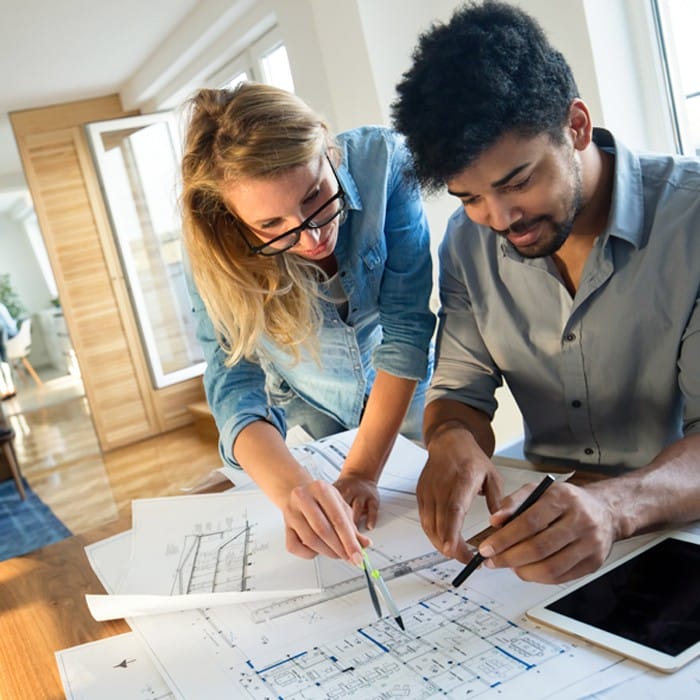 pareja haciendo planos