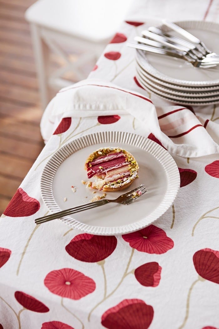 Plato sobre mesa con mantel de amapolas