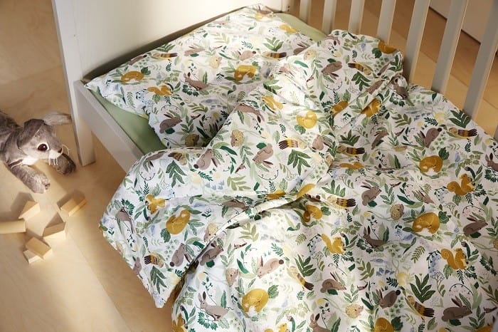 cama infantil con ropa de cama de Ikea