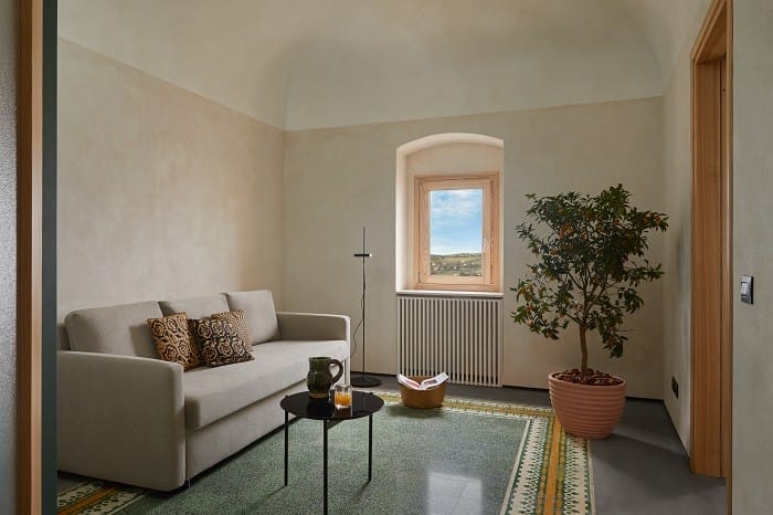 salón de casa italiana reformada que se alquila por Airbnb
