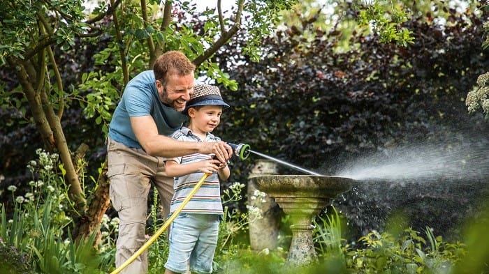 padre e hijo regando con la bomba Bosch