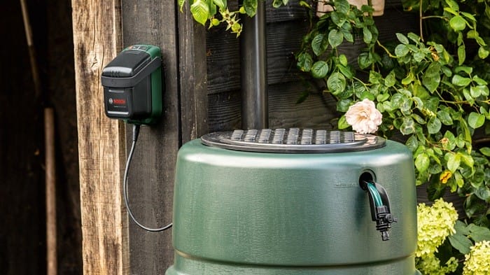 bomba de Bosch que recoge el agua de la lluvia para el jardín