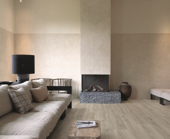 salón con sofá y chimenea estilo industrial