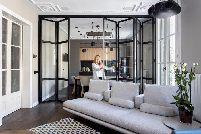 Cocina dividida con comedor por puertas