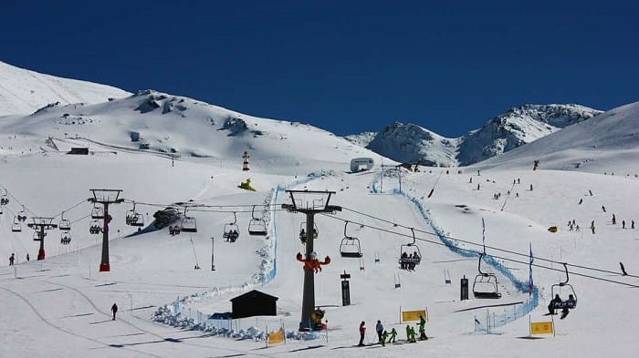 Paisaje de gente esquiando en la nieve