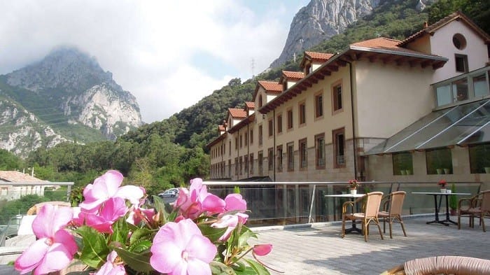 Balneario al lado de la montaña en Cantabria