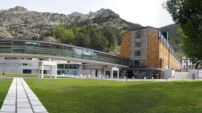 Balneario al lado de la montaña