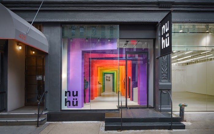 Exterior de la nueva Boutique con diseño en cartón