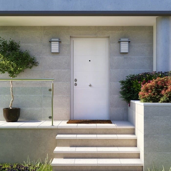 Fachada de casa con puerta blanca de Leroy Merlin