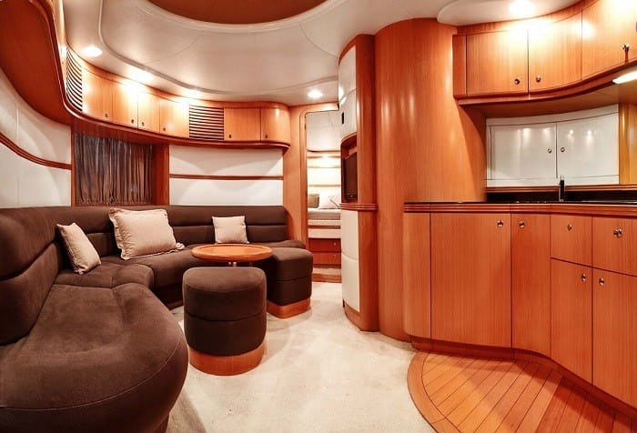 Interior de un yate de alquiler