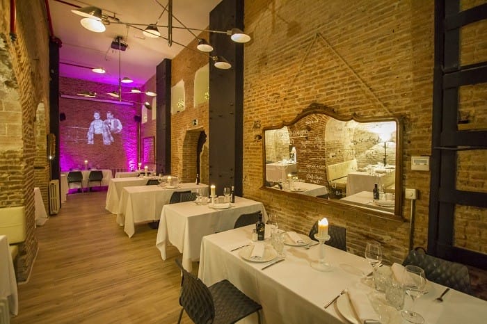 Mesas del restaurante la bodega de los secretos en Madrid