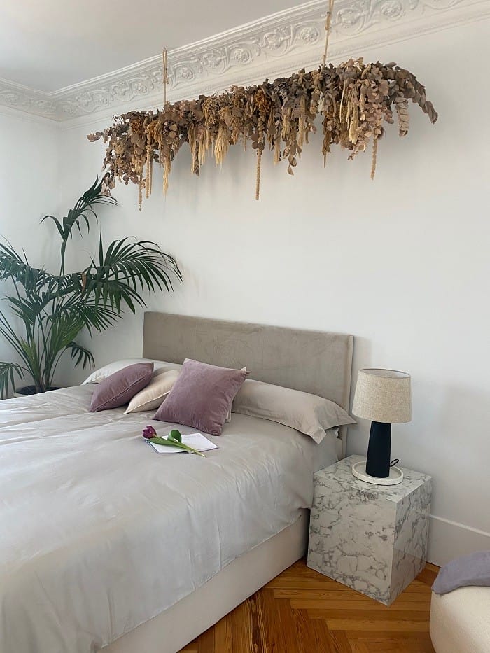 dormitorio con mesa auxiliar y lámpara Weswtwing