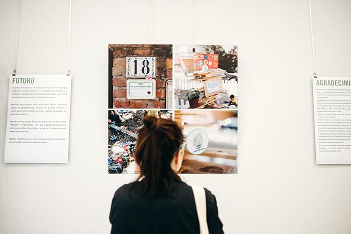 mujer admirando exposicion
