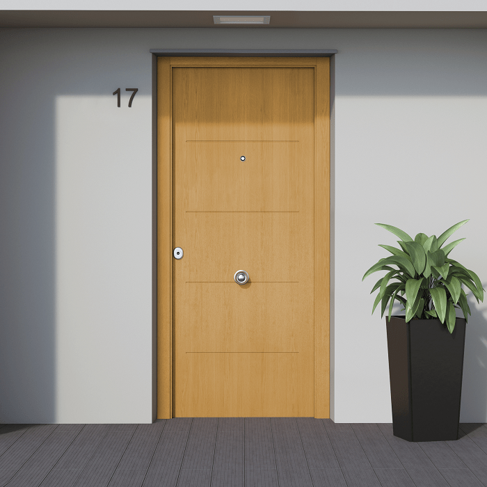 Fachada de una casa con una puerta acorazada de Leroy Merlin