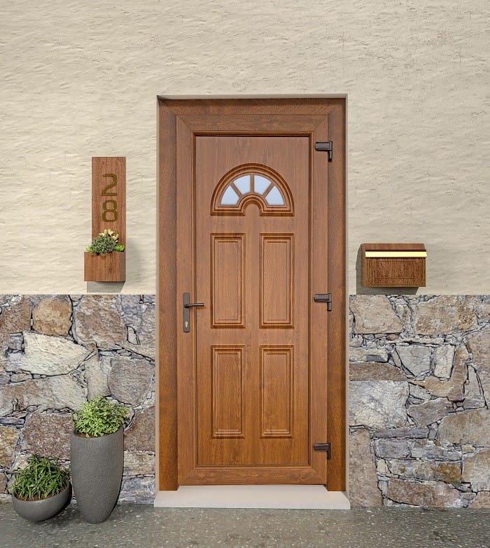 Fachada con puerta maciza de Leroy Merlin