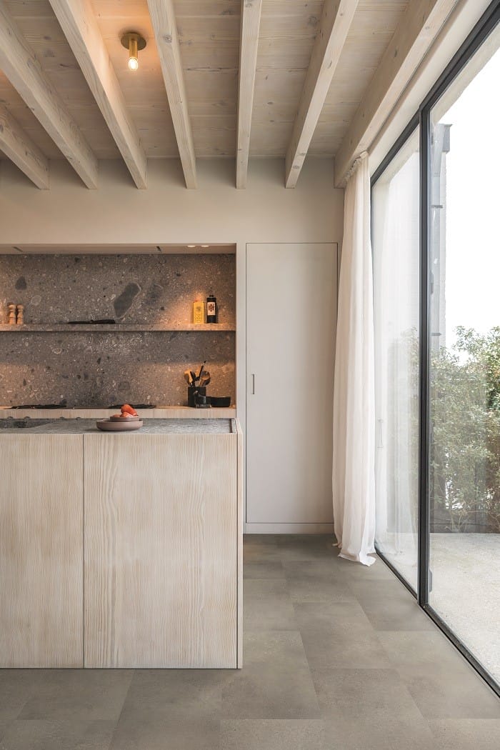 cocina con suelo tipo roca hormigón de estilo industrial