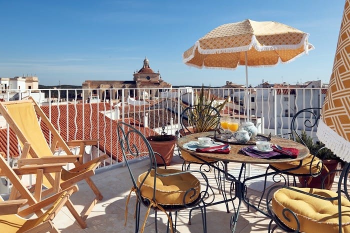 Terraza Hotel Cristine Bedfor en Menorca
