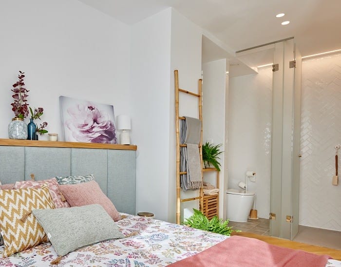 dormitorio con baño integrado