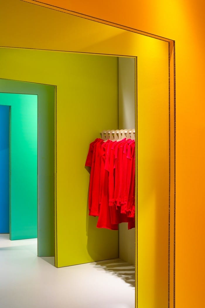 detalle de ropa colgada de un tienda pop up