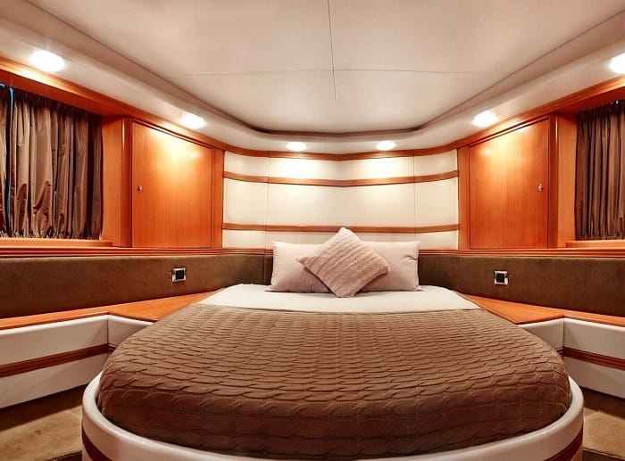 dormitorio en un yate de alquiler