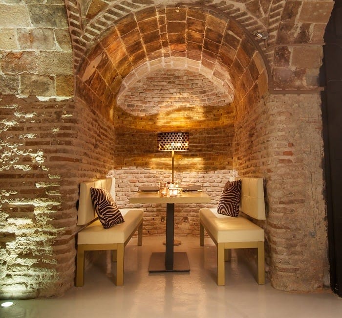 Interior del restaurante la bodega de los secretos en Madrid