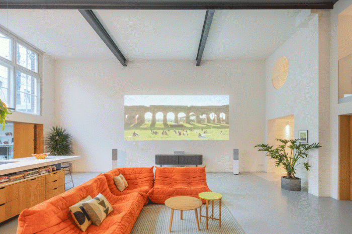 salón de loft con antiguo techo de madera