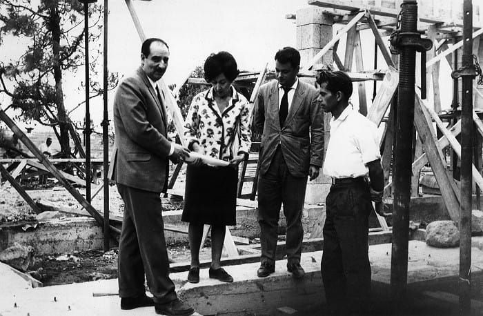 Arquitecta Matilde Ucelay entre hombres arquitectos
